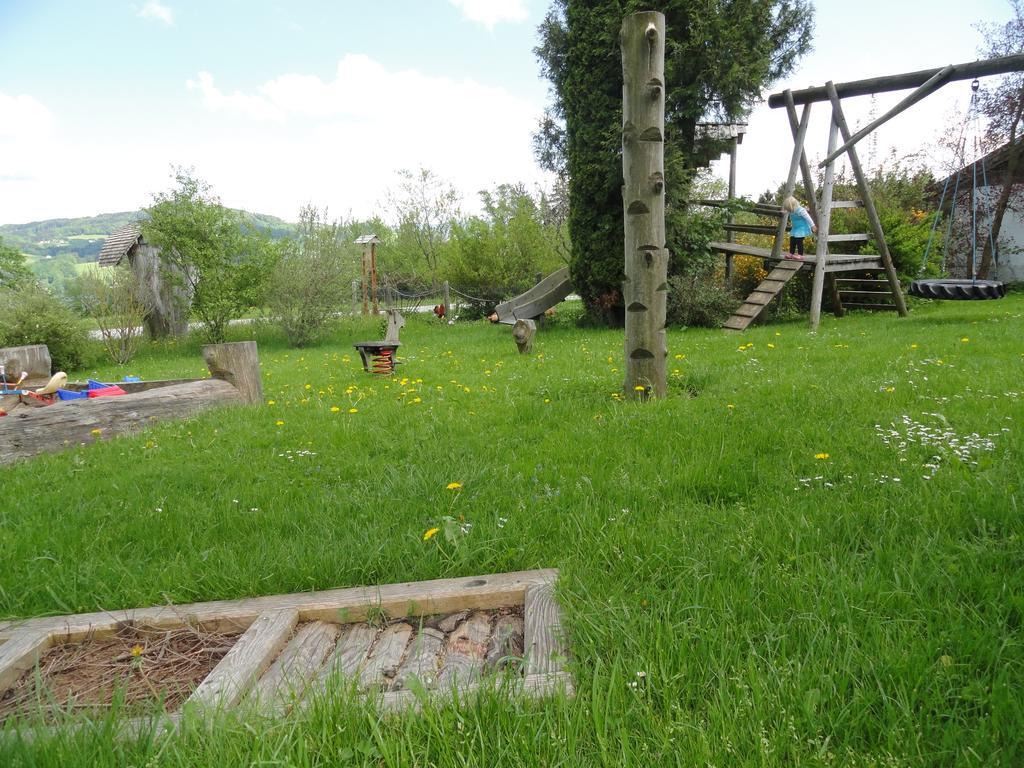 Baby- Und Kinderhof Aicherbauer Seeham Exteriér fotografie