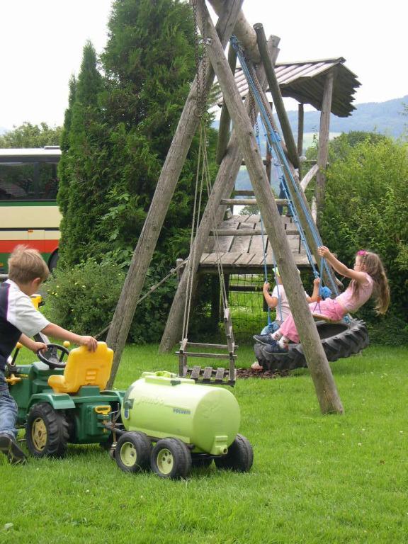 Baby- Und Kinderhof Aicherbauer Seeham Exteriér fotografie